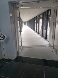 渡り廊下タイルカーペット張替作業